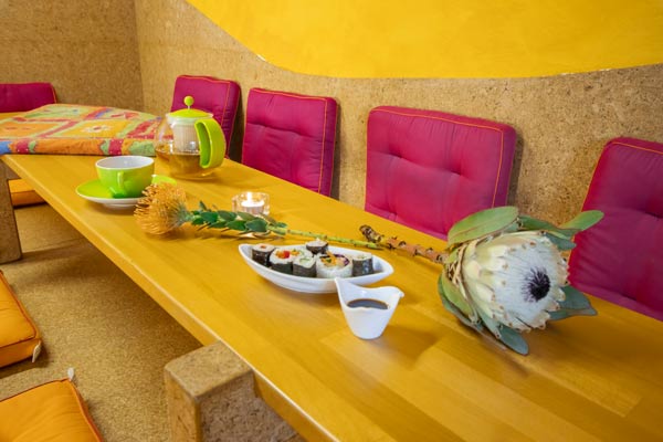 Kleines Café mit asiatischem Tisch