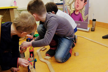 Kinder spielen in Liebe und in Frieden